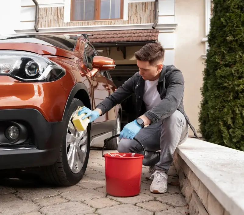 Lavage auto à domicile Rivolet : professionnel intervenant sur un véhicule